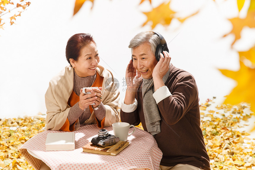 老年夫妇坐着庭院里图片