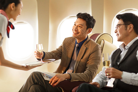 商务男士乘坐飞机喝酒高清图片