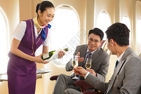 商务男士乘坐飞机喝酒高清图片