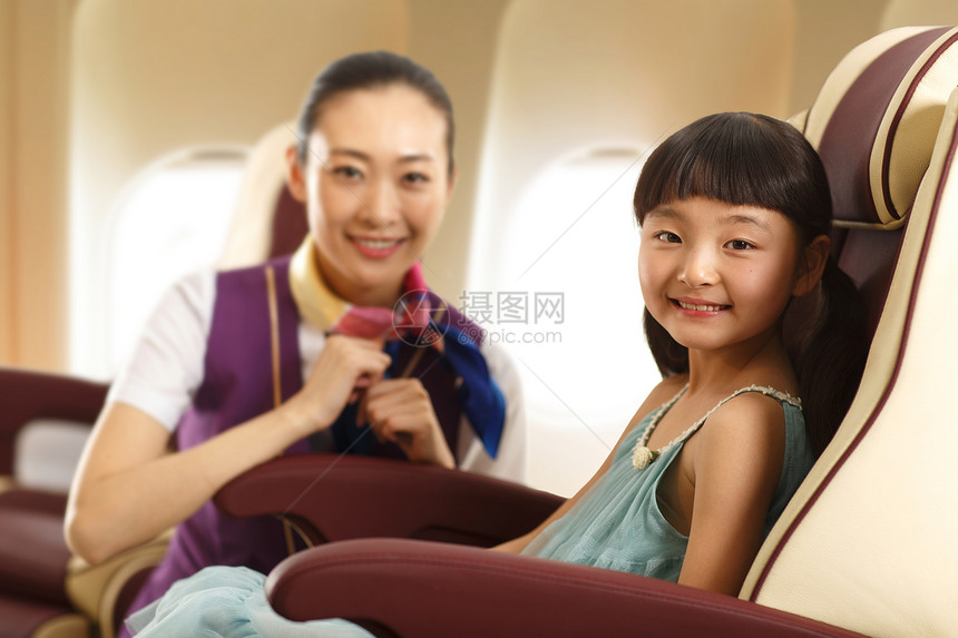 小女孩和空乘人员图片