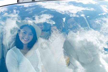坐在汽车里的幸福一家人图片
