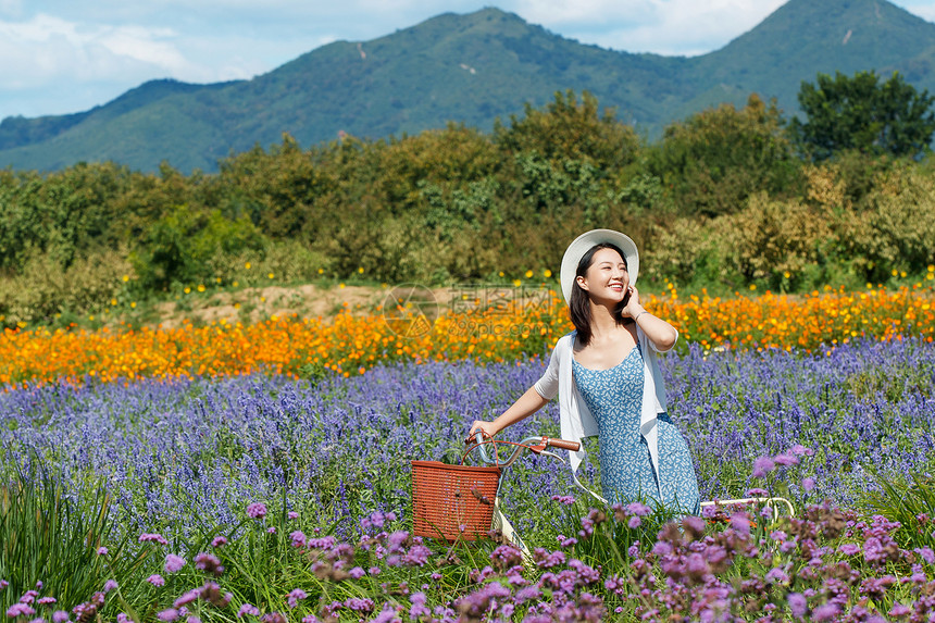 走在花海里的青年女人图片