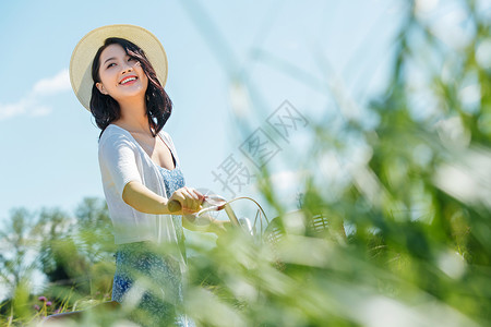 自行车与美景骑自行车的快乐女人背景