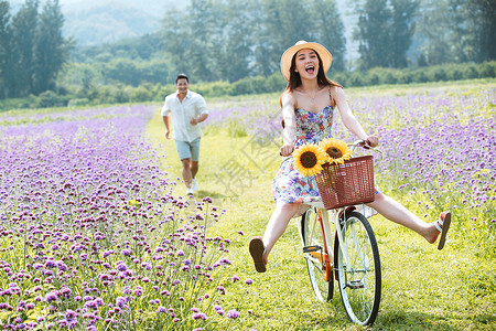 骑车旅游男人青年夫妇骑自行车郊游背景