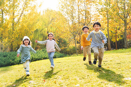 小朋友们在公园里快乐奔跑天真高清图片素材