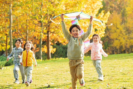 快乐的小朋友在公园里放风筝高清图片