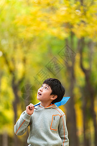 健康人素材网快乐的小男孩在户外玩耍背景