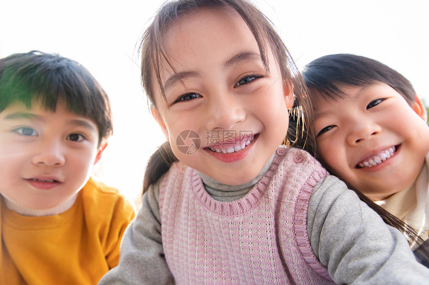 快乐的男孩和女孩在户外玩耍图片