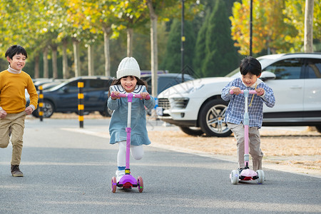 成长的道路快乐的儿童在户外玩滑板车背景