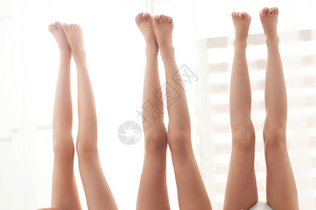 腿部曲线少女卧室高清图片