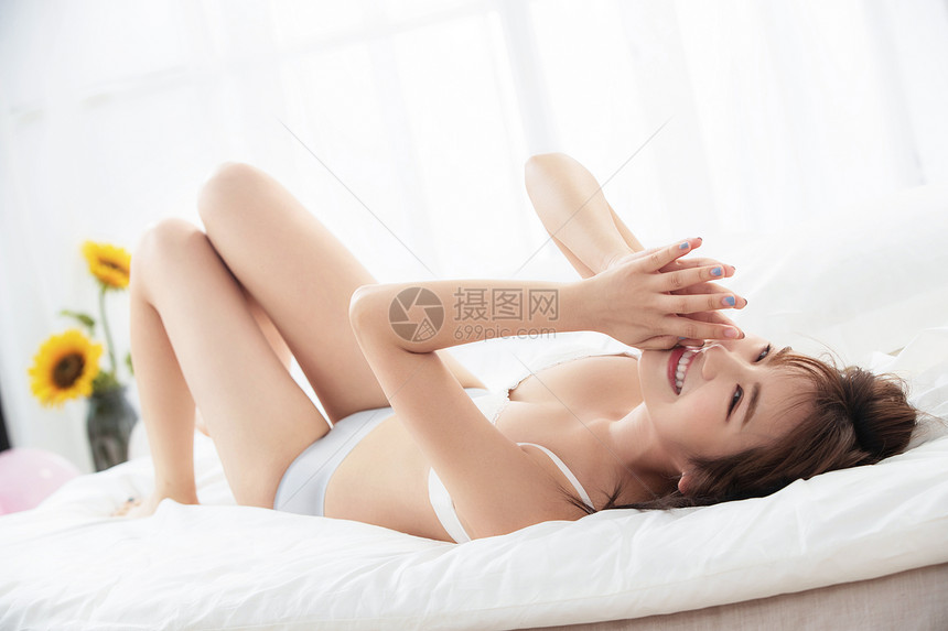 一个少女躺在床上图片