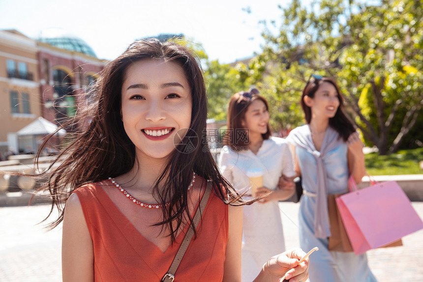 青年女人和闺蜜逛街购物图片