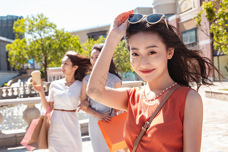 快乐的青年女人和闺蜜逛街购物北京高清图片素材