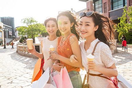 冰淇淋促销展架年轻闺蜜拿着冰淇淋逛街背景