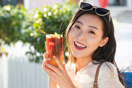 菠萝饮品摄影快乐的青年女人端着夏日饮品背景