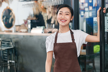 站在咖啡店门口的女服务员背景