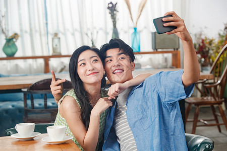青年情侣用手机照相图片