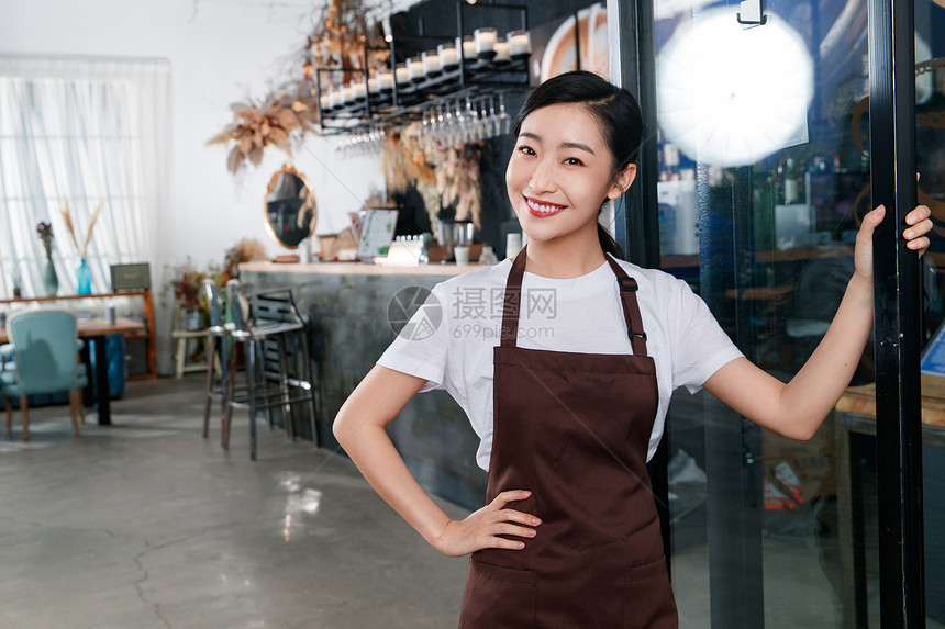 咖啡店门口迎接顾客的女服务员图片