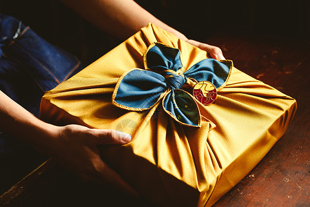 黄色丝带蝴蝶结礼品盒背景