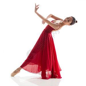 穿红色裙子跳芭蕾舞的青年女人背景图片