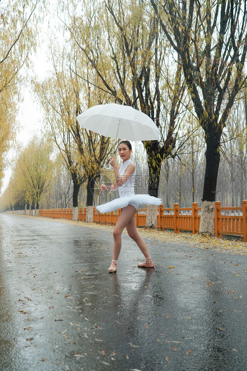 拿着雨伞的青年女人跳芭蕾舞图片