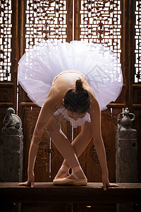 舞蹈鞋元素青年女人在中式古典门前跳芭蕾舞背景