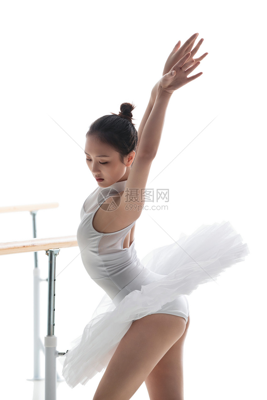 青年女人练习跳芭蕾舞图片