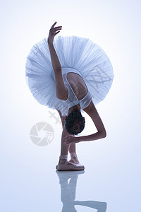 青年女人跳芭蕾舞高清图片