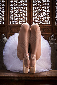 舞蹈鞋元素青年女人在中式古典门前跳芭蕾舞背景