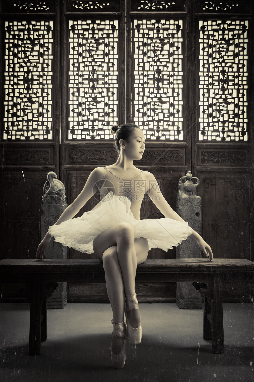 青年女人在中式古典门前跳芭蕾舞图片