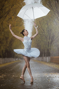 拿着雨伞的青年女人跳芭蕾舞高清图片