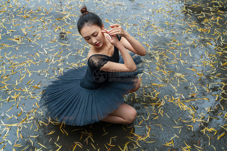 穿黑色裙子跳芭蕾舞的青年女人图片