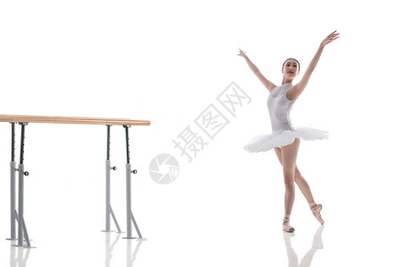 练习跳芭蕾的青年女人背景图片