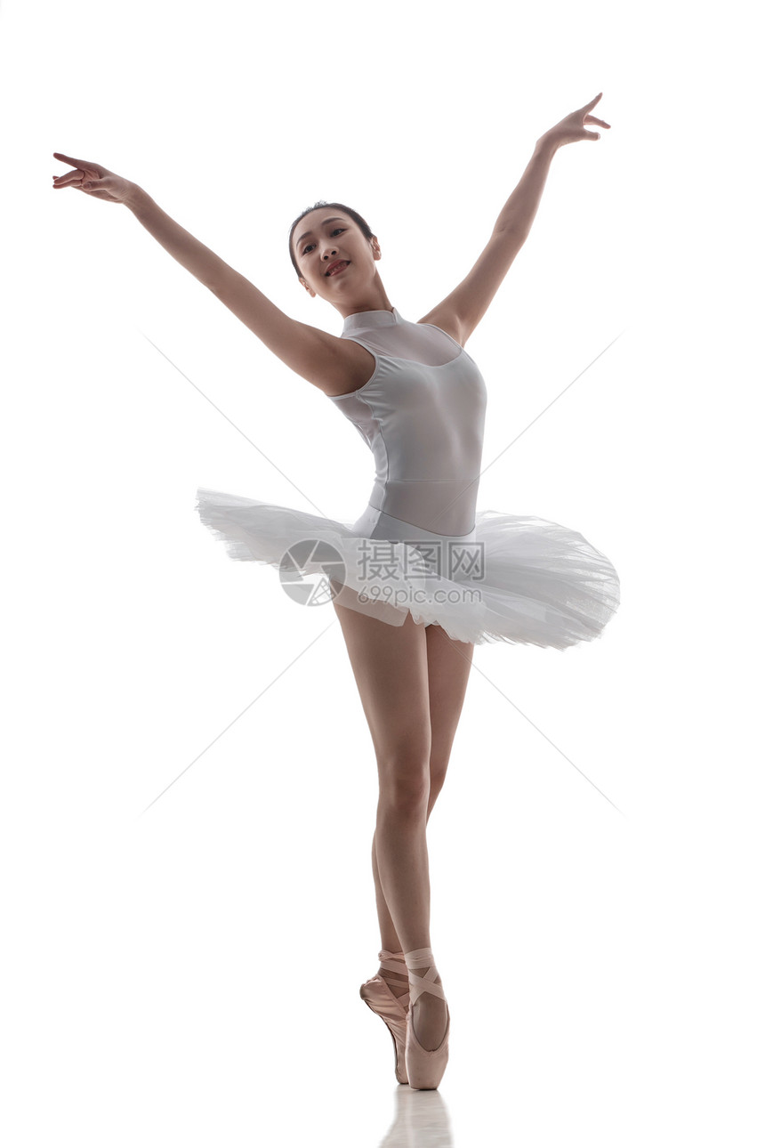 跳芭蕾舞的青年女人图片