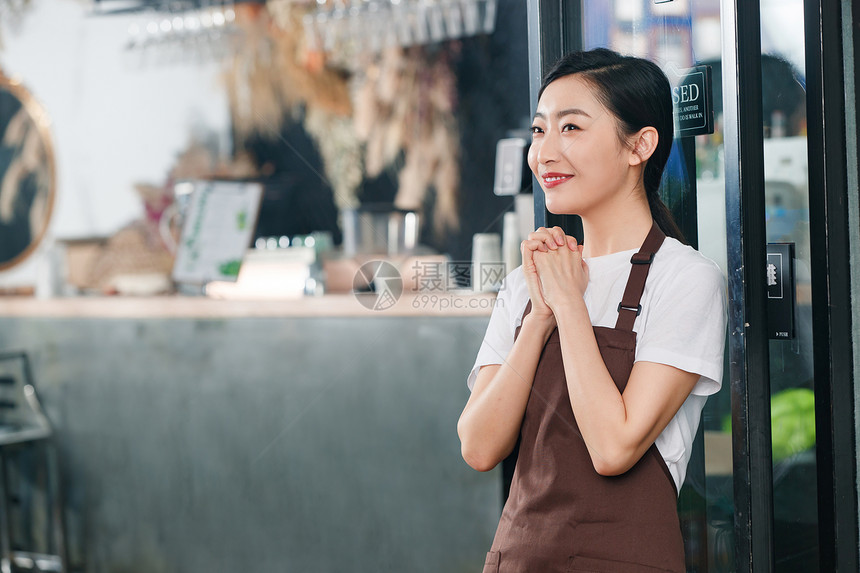 咖啡店的女服务员图片