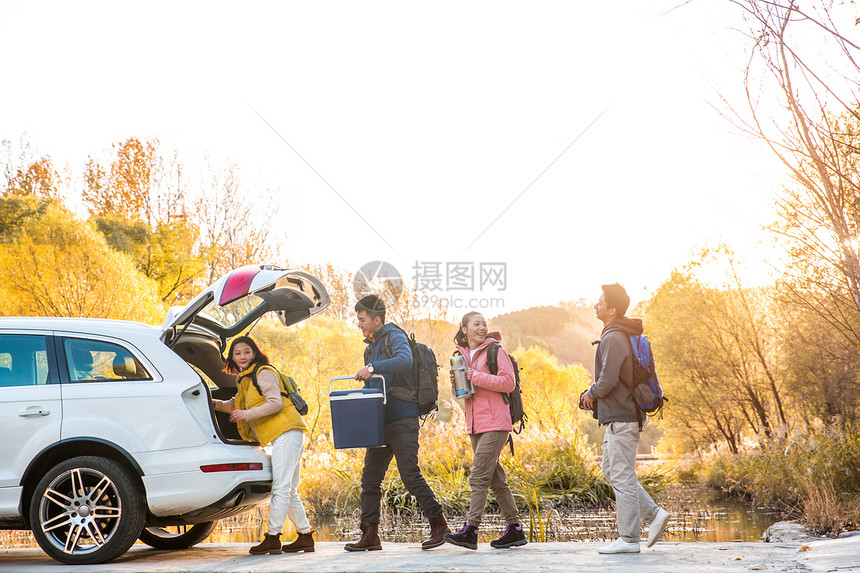 青年男女户外郊游图片