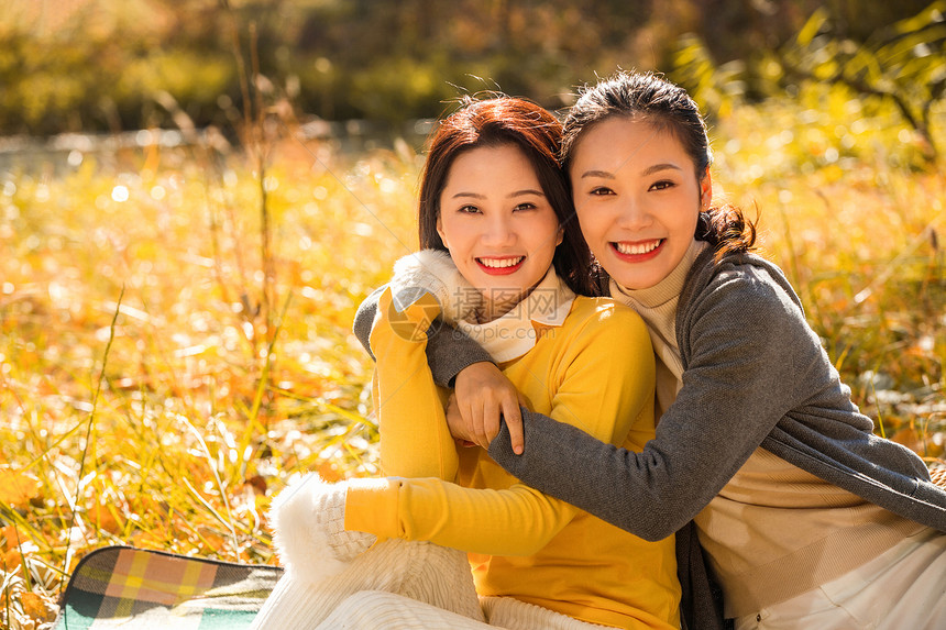 青年女人在户外露营图片