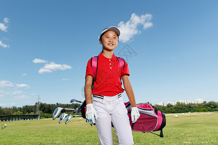 背着包的男孩户外快乐儿童背着高尔夫球包背景