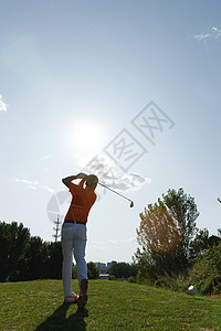 高尔夫球场上青年男人打高尔夫图片