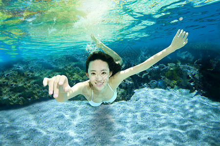 波特罗在柏林年轻女人在水下游泳背景