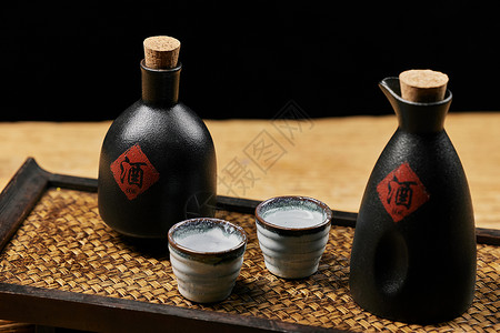托盘里的中国传统白酒高清图片