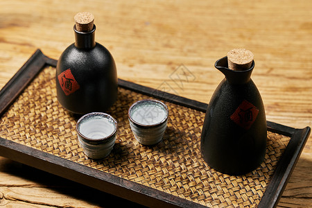 托盘里的中国传统白酒图片