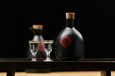 茅台酒瓶传统精酿白酒酒壶与玻璃酒杯背景