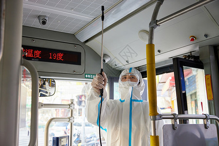 防疫人员消杀消毒公交车内部背景图片