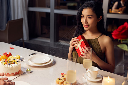 餐桌上收到礼物的女性表白高清图片素材