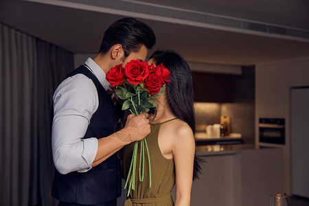 情人节告白求婚情侣浪漫亲吻用玫瑰花遮挡背景