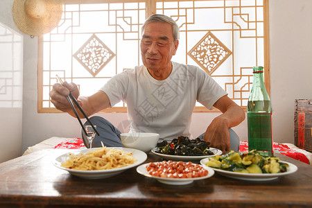 老年人坐在家里吃饭喝酒图片素材