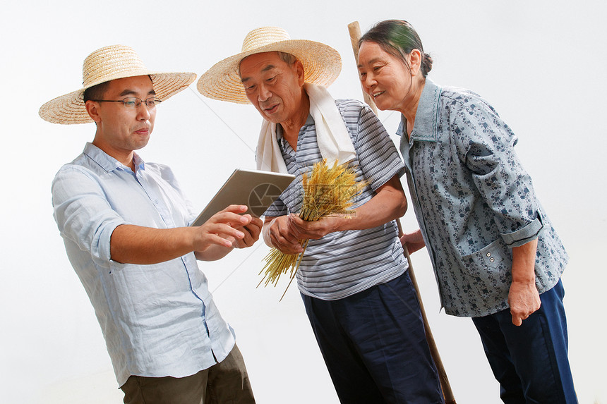 科研人员和农民交流技术图片