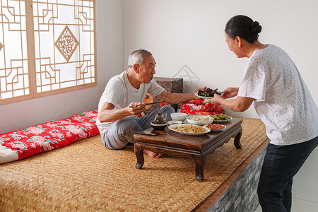 老年夫妇在家里吃饭图片素材