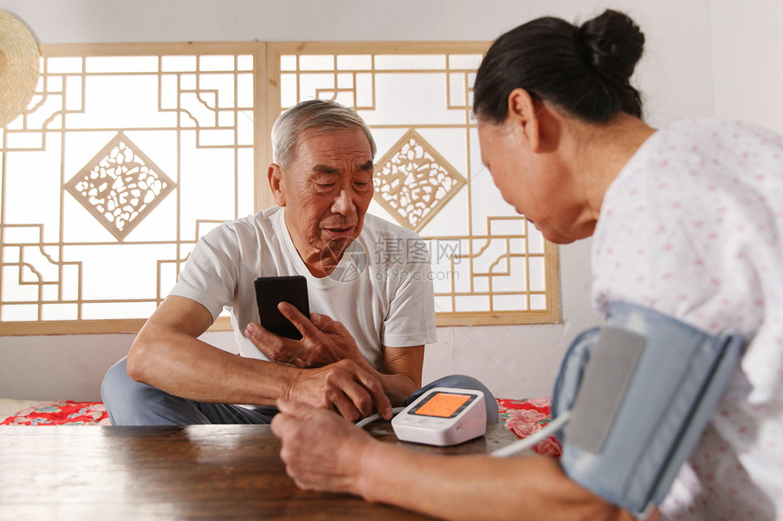 老年夫妇在家量血压图片